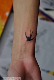 手個性燕子紋身圖案