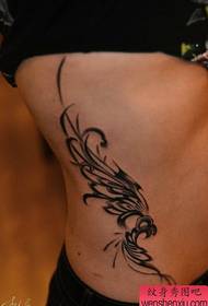 Die beste tatoeëringpatroon beveel 'n tatoeëerpatroon vir wingerdblomme aan die middellyf