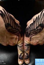 Patrón de tatuaje de alas de mano