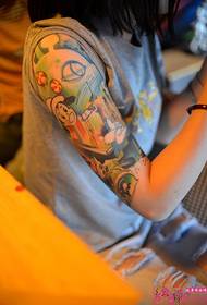 Imagen creativa del tatuaje de la moda del brazo de la flor de la historieta
