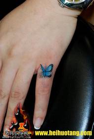 Jari kecil harta biru pintar berkedip pola tato kupu-kupu kecil