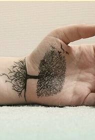 Käsi rauhan puun tatuointikuvio nauttia kuvista