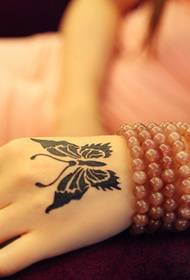 손 춤의 나비 문신 사진
