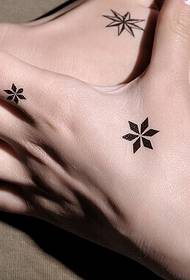 Слика девојке руке шестерокутна звезда прелепа тетоважа