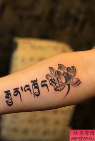 Foto de tatuaj spektakloj rekomendis brakon sanskritan lotusan ŝablonon