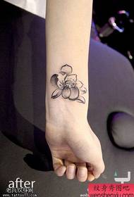 Hand lotus tatoeages worden gedeeld door tatoeages