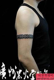 Όμορφο μοτίβο δερματοστιξιών τατουάζ του αγοριού