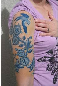 A beautiful and beautiful blue-and-white picture on the female arm