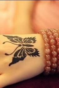 Female hand beautiful beautiful butterfly Tengtu tattoo pictures