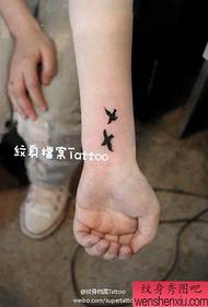 Mala svježa tetovaža golubnih ruku djeluje