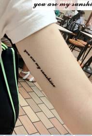 Tangan putih kulit cantik gambar tato abjad Inggeris segar