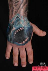 Patrón de tatuaje de tiburón de espalda popular en el dorso de la mano