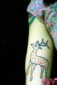 Слика со тетоважа со елени во боја