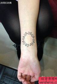 Meisje's pols lyts en populêr tatoetepatroon fan totemkrans