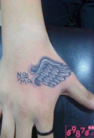 Tetovējuma bildes ar meitenes roku spārnu muguras spārniem