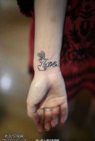 Vroulike pols tekenprent konyn alfabet tatoeëermerk
