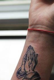 Riešo maldos rankos tatuiruotės darbas
