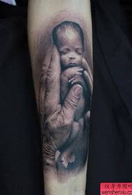bela bildo de tatuaje de bebo sur la brako