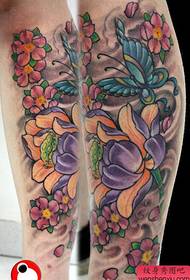 шаблон татуировки вишневого цвета бабочки лотоса теленка