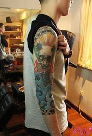 Ritratto di tatuaggi di personalità di braccio di fiore di seta di creazione