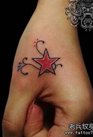 Ang mga batang babae na hand-popular na mahusay na mukhang five-point star na pattern ng tattoo