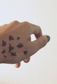 Дјевојка пружа руку тетоважа птица узорак тетоважа