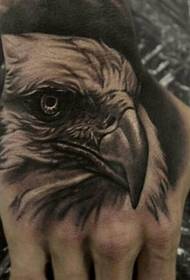 Згодна тетоважа на животни на задниот дел од раката