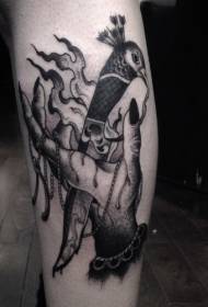 Melnā un pelēkā stila rāpojošās raganas rokas dunča tetovējuma modelis