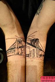 Рака шема за тетоважа со мост со посебен стил