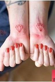 Malé čerstvé ruční kamenné tetování funguje
