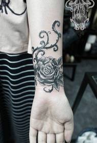 Tattoo show, recommend a woman's wrist rose tattoo work