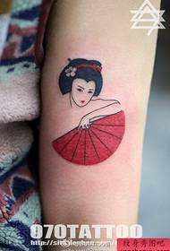Un patrón de tatuaje de geisha de brazo