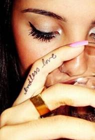 Europeiska och amerikanska flickor överlämnar vacker engelsk tatueringsbild
