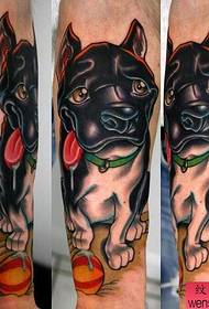 Trabajo creativo del tatuaje del perro de la mano