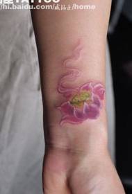 Girl's arm alleen mooie lotus tattoo patroon