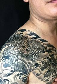 Imagem de tatuagem de dragão meio bonito