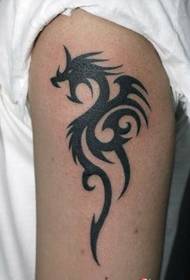 шема на тетоважа на змеј тотем за рака