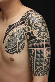Paprasto stiliaus totemo pusės šarvų tatuiruotė