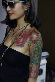 La beauté de la mode a également des tatouages de demi-armure colorés