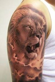 Na ramenih rjavi kričeči levji vzorec tatoo