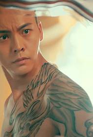U tatuatu di u mezzu di Chen Weiqi in u specchiu hè bellu è bello.