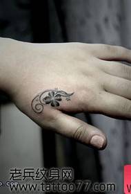 Tatuagem de trevo de quatro folhas com aparência bonita