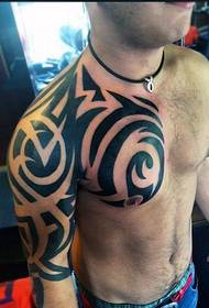 Mannelijk super knap zwart half-stam totem tatoegeringspatroon
