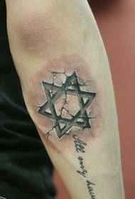 Lijepo markirani efekt pukotina ruku sa šestokrakim uzorkom tetovaže zvijezda