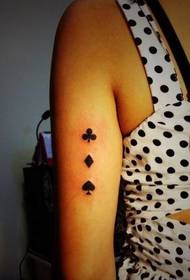 Moda niña brazo jugando a las cartas tatuaje patrón