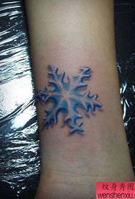 Naoružajte lijep uzorak tetovaže snježne pahulje