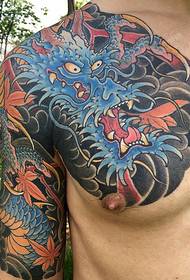 Klasikong lumang tradisyonal na kulay na half-armadong pattern ng tattoo ng dragon