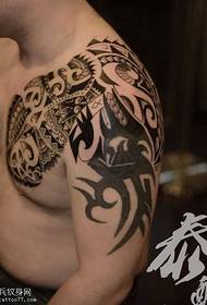 Arm halwe hak totem tatoeëringpatroon