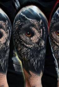 Mycket realistisk färguggla tatuering på axlarna
