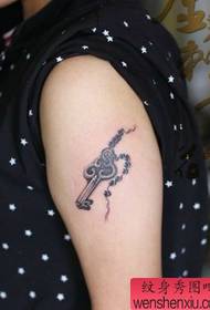 Lány kar fekete szürke kulcs tetoválás minta